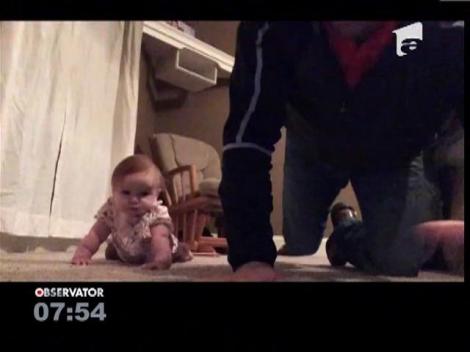 Un bărbat din SUA s-a apucat să o &icirc;nveţe pe fiica sa, care nu poate păşi &icirc;ncă, să facă flotări!