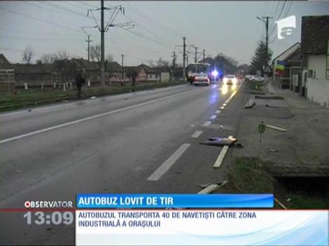 Arad: Un TIR a intrat în plin într-un autobuz. Cinci oameni au fost răniţi