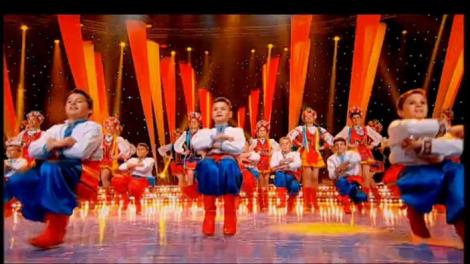 Copiii ucraineni din Balcauti, judetul Suceava, dansează kazaciok