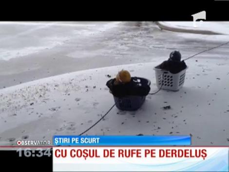 Cu coșul de rufe pe derdeluș