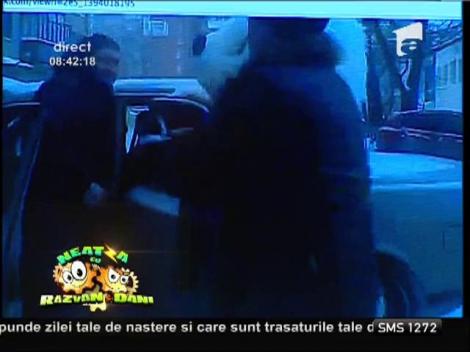 Smiley News: Iată cum bagă 3 ruși un urs polar în mașină!