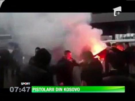 Fotbaliştii din Kosovo pozează ca pistolarii