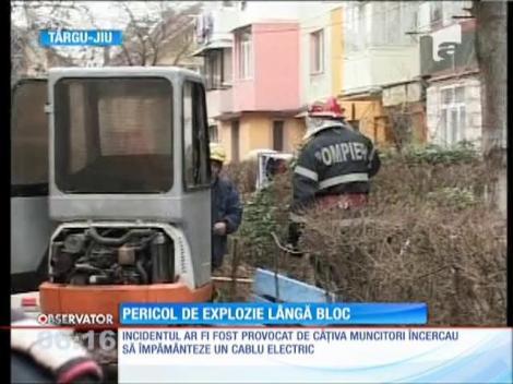 Dorel loveşte din nou! Câţiva muncitori au spart o conductă de gaze lângă un bloc din Târgu-Jiu