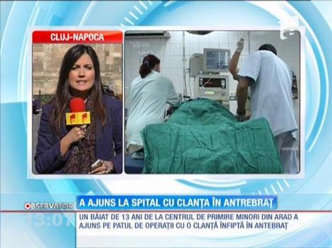 Un adolescent a ajuns la spital cu clanţa în antebraţ