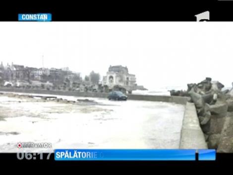 Unii şoferi din Constanţa îşi spală maşinile gratis, la malul mării