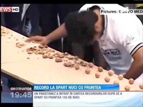 Record la spartul nucilor cu fruntea!