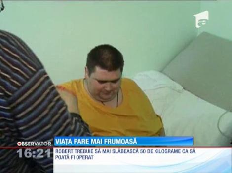 Bărbatul ajuns la spitalul din Timişoara cu mai mult de 300 de kilograme se simte tot mai bine
