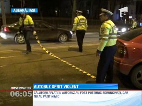 Un autobuz plin cu pasageri a fost implicat într-un accident în Iaşi