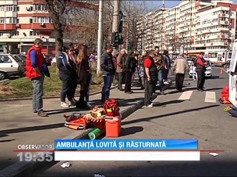 O ambulanţă aflată în misune a fost lovită şi răsturnată