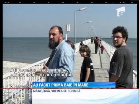 Au făcut prima baie în mare