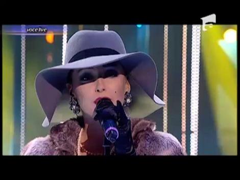 Câtă prestanţă, câtă eleganţă! Caro Emerald, prezenţă superbă la "Te cunosc de undeva"