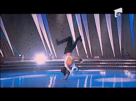 Fetelor, nu-i aşa că-i SOARE pe scenă?