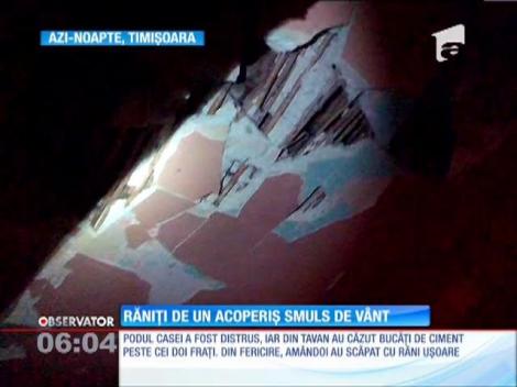 Doi copii şi mama lor, răniți de un acoperiș smuls de vânt