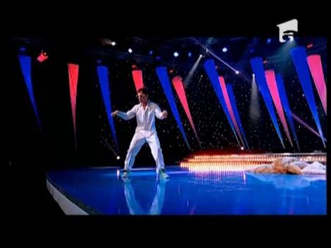 No binie, el este "MÂNDRIA VACILOR" în materie de dans! Şi nu glumim!