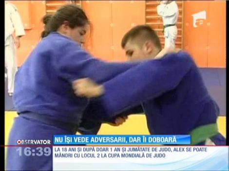 Nu îşi vede adversarii, dar îi pune la pământ!