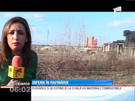 O hală industrială a fost înghiţită de flăcări, în Piteşti