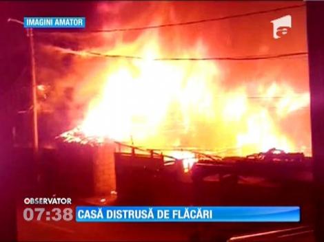 Casă distrusă de flăcări