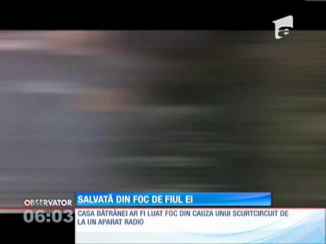 Un bărbat a trecut prin foc să-şi salveze mama de la o moarte sigură