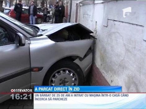 A intrat cu maşina într-o casă când încerca să parcheze!