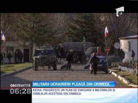 Militarii ucrainieni pleaca din Crimeea
