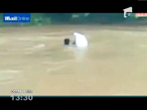 Vietnam: Copiii sunt puşi într-un sac de plastic pentru a ajunge la şcoală