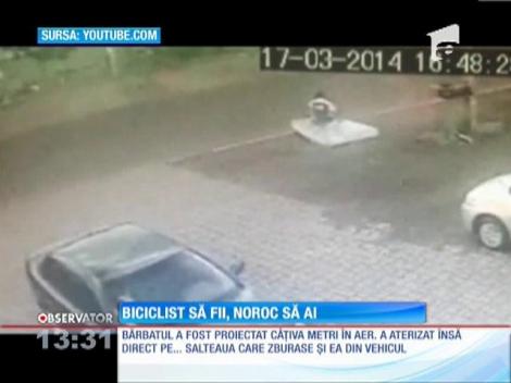Un biciclist a fost lovit din mers de o maşină