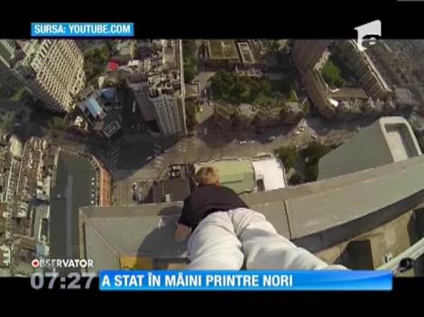 A reuşit să stea în mâini pe marginea acoperişului unei clădiri cu 40 de etaje