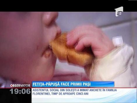 Fetiţa-păpuşă face primii paşi!