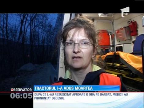 Un bărbat pe care-l aşteptau acasă patru copii a fost strivit de tractorul pe care-l conducea