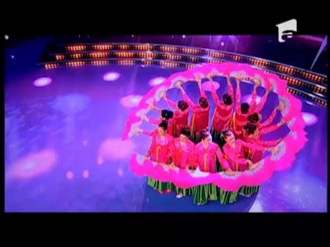 Evantaie, culori şi sincronizare ca la carte: Ele sunt fetele zglobii care au "X-tazy(at) juriul!