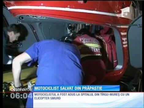 Un motociclist a supravieţuit miraculos după ce a căzut într-o râpă de 50 de metri, în munţii Făgăraş