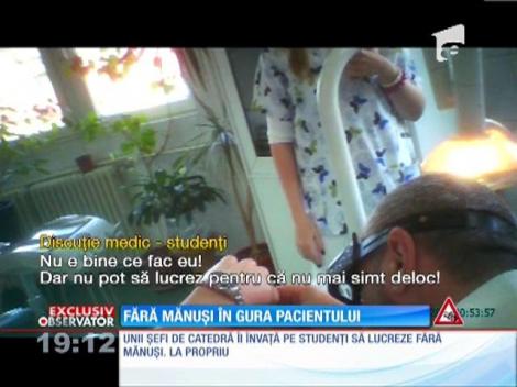 Un stomatolog de la Policlinica Universităţii de Medicină şi Farmacie îi învaţă pe studenţi să lucreze fără mănuşi