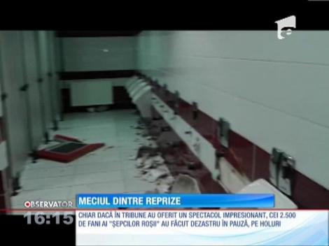 2.500 de suporteri ai Universităţii Cluj au făcut prăpăd pe holurile şi în toaletele stadionului rivalei CFR