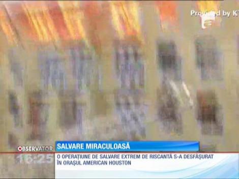 Salvare spectaculoasă dintr-o clădire cuprinsă de flăcări