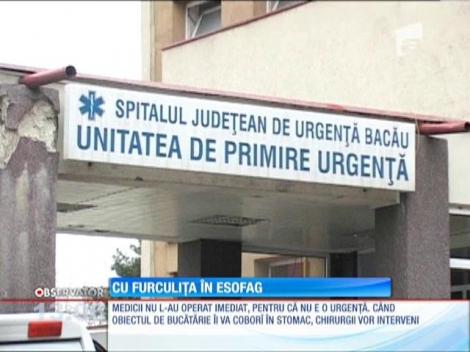 Un bărbat are o furculiţă în gât