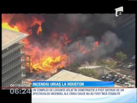 Incendiu uriaş şi foarte spectaculos a distrus un complex de locuinţe din Houston