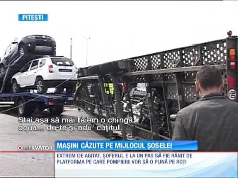 O platformă cu autoturisme abia scoase din fabrică s-a răsturnat la intrarea în Piteşti