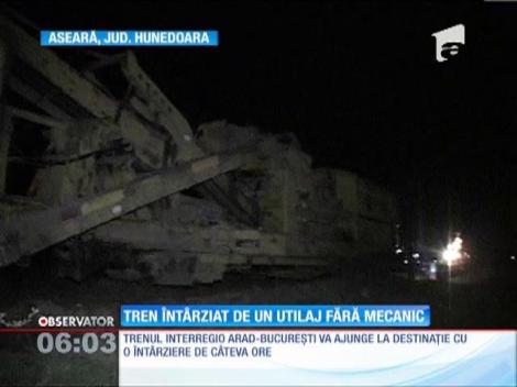 Un utilaj de intervenţie la calea ferată a pornit pe şine fără mecanic la bord! Garnitura a fost deraiată după 12 km