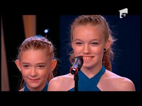 Concurenții care scot limba în timpul dansului