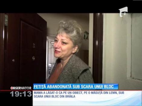 Fetiță abandonată sub scara unui bloc