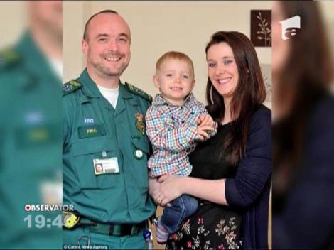 Un băiețel de 2 ani şi-a salvat mama de la moarte