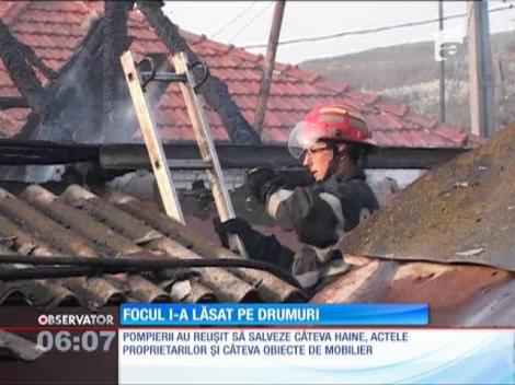 Două familii au rămas pe stradă după ce casa le-a fost mistuită de flăcări