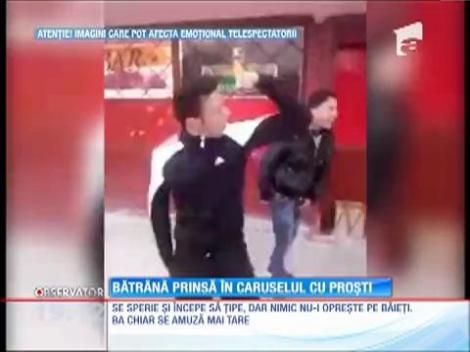 ŞOCANT! Câţiva tineri din România învârt ca într-o spirală a morţii o bătrână cu dizabilităţi