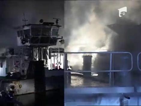 Un împingător care transporta 6 barje cu minereu de fier a luat foc pe Canalul Dunăre-Marea Neagră