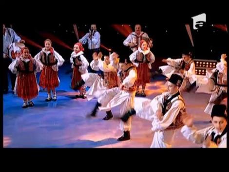 Dans: Ansamblul Zestrea Budurești pe scena "România Dansează"