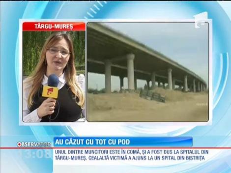 Doi muncitori care lucrau la un pod rutier au căzut în râu