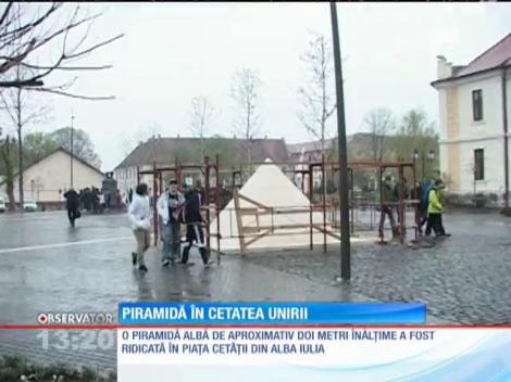 Piramidă în Piaţa Cetăţii din Alba Iulia