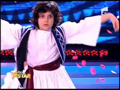 Akis, micuțul cu două țări. Și un dans grecesc ȘMECHER(AKIS)