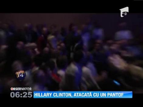 Hillary Clinton, atacată cu un pantof