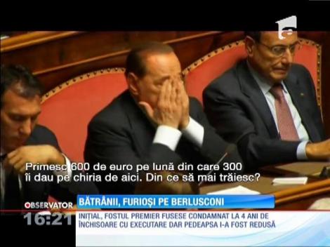 Bătrânii, furioşi pe Silvio Berlusconi